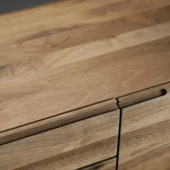 Tesa Dressoir